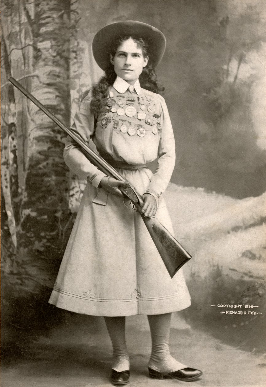 Annie Oakley con un rifle de Richard Kyle Fox