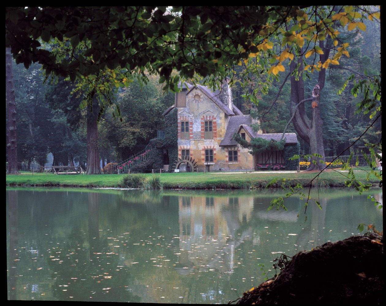 El Hameau de la Reine - La Maison de la Reine en el Hameau de la Reine Marie Antoinette, en el parque del Chateau de Versailles de Richard Mique