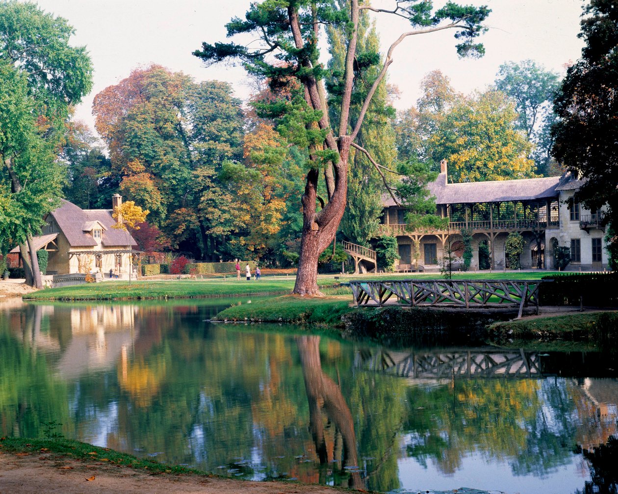La Casa de la Reina en el Hameau de la Reina María Antonieta, en el parque del Palacio de Versalles de Richard Mique