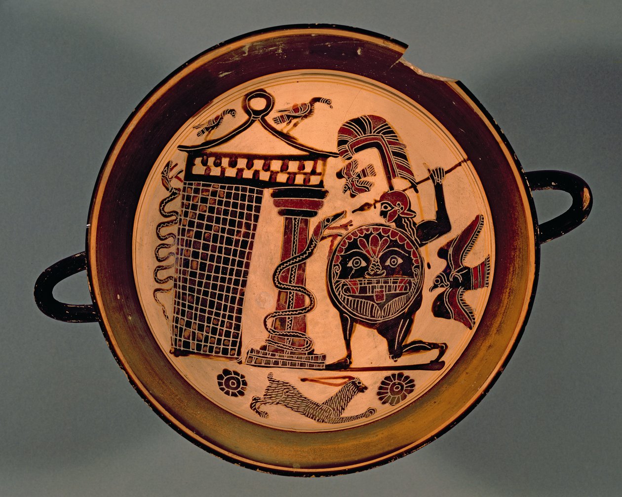 Copa de figuras negras laconias que representa a un guerrero atacando a una serpiente, siglo VI a.C. de Rider Painter