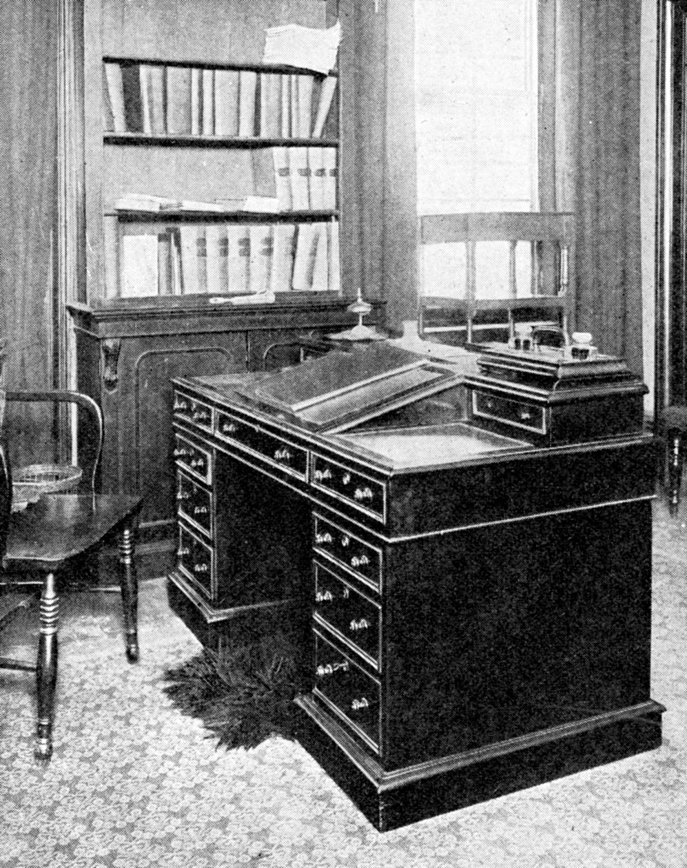 Silla y escritorio de Charles Dickens, usados en Gadshill, 1923 de Rischgitz Collection