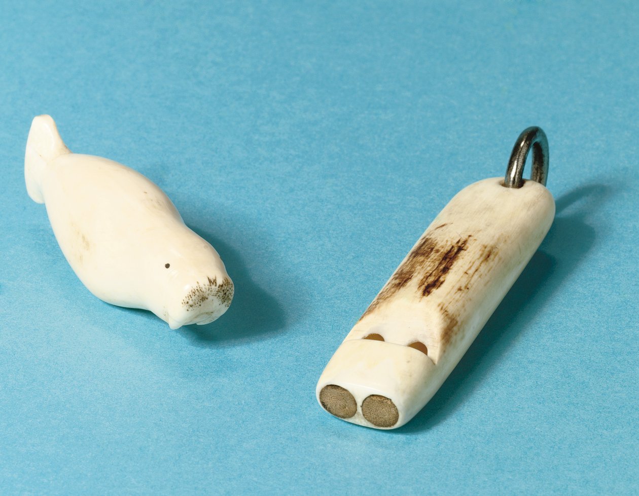 Modelo de una morsa y un silbato de Roald Engelbergt Gravning Amundsen