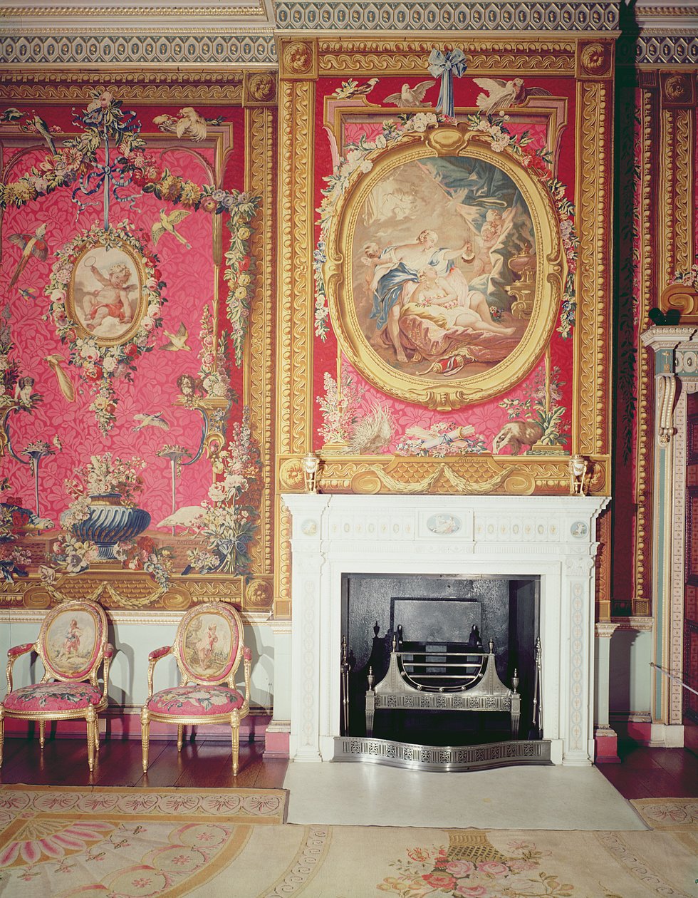 Vista de la chimenea diseñada por Adam en la Sala de Tapices de Robert Adam