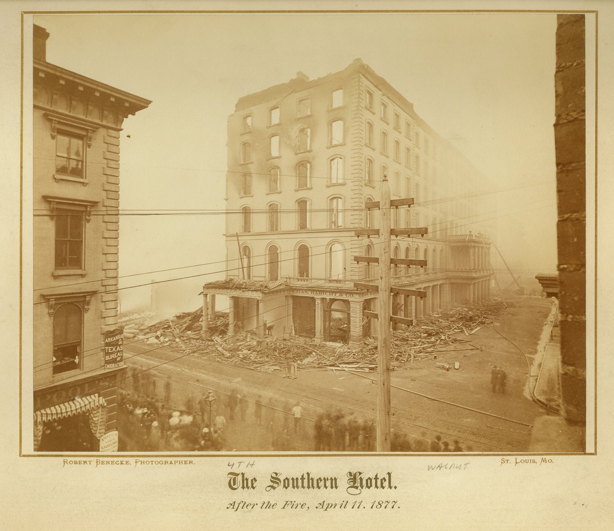 Vista del Hotel del Sur en las calles Cuarta y Walnut después del incendio del 11 de abril de 1877 de Robert Benecke