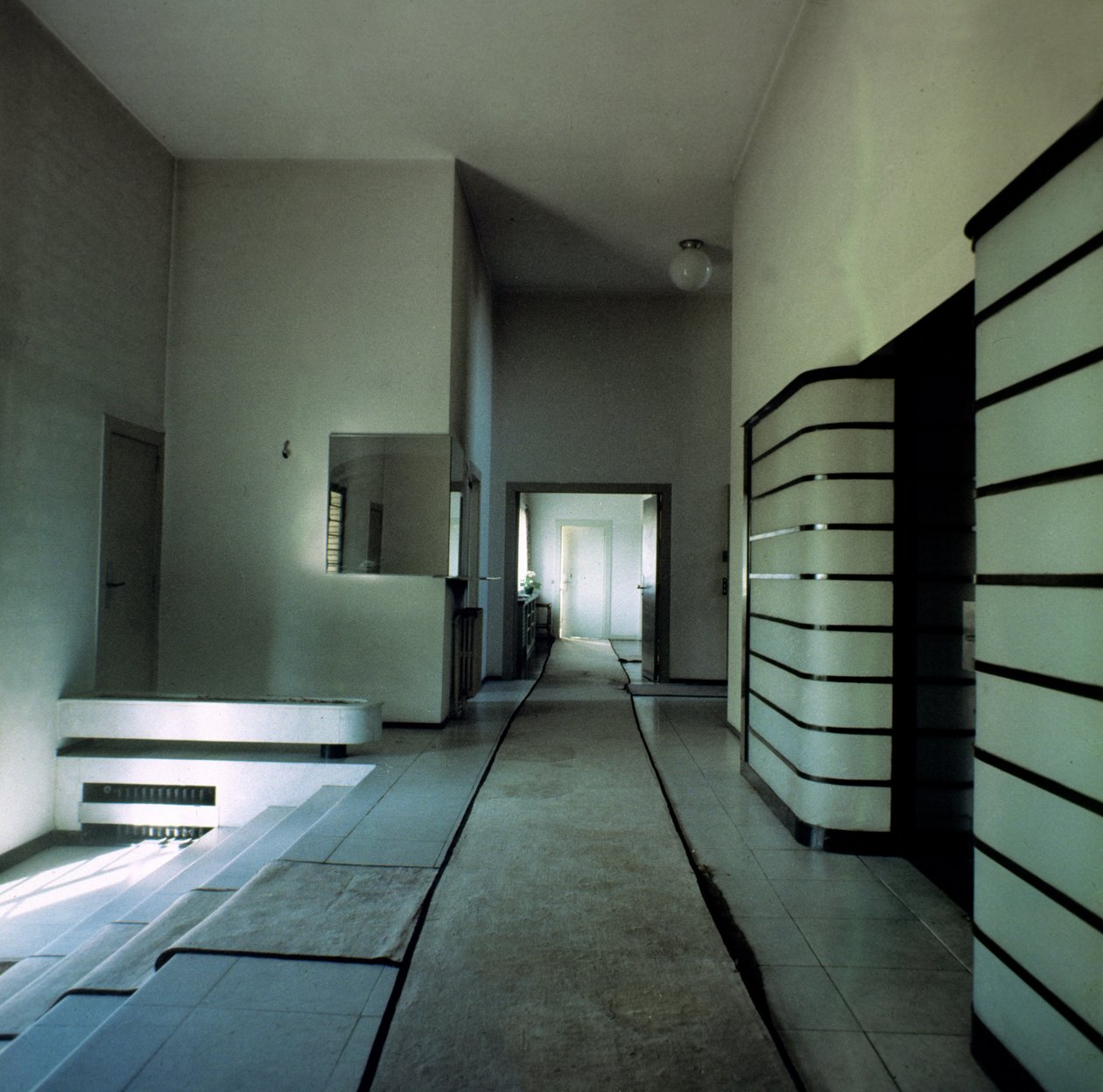 Vestíbulo de entrada de la Villa Cavrois, diseñada por Robert Mallet-Stevens, 1931-32 de Robert Mallet Stevens
