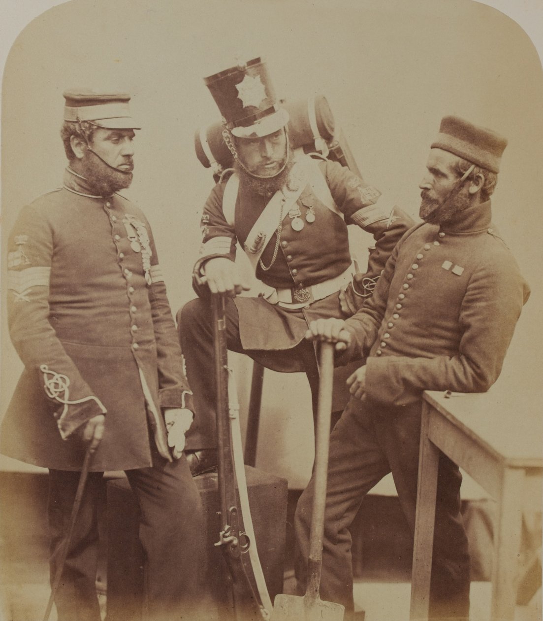 Sargentos de Color J. Stanton, Kester Knight y W. Bruce, Zapadores y Mineros Reales, 1856 de Robert Howlett