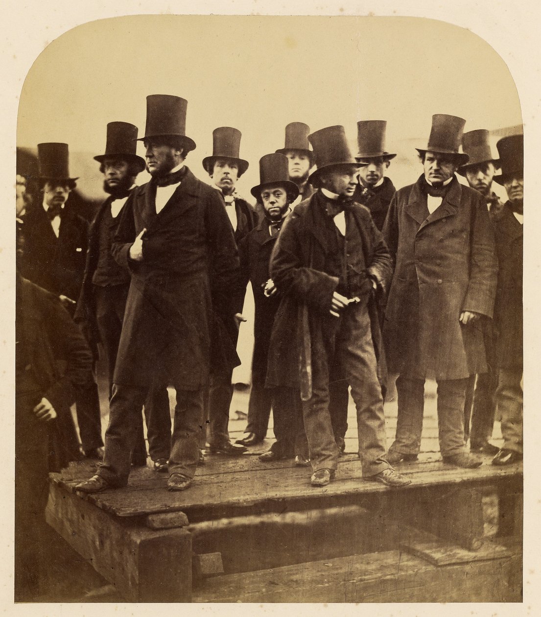 I. K. Brunel y otros observando el intento de botadura del «Great Eastern» de Robert Howlett