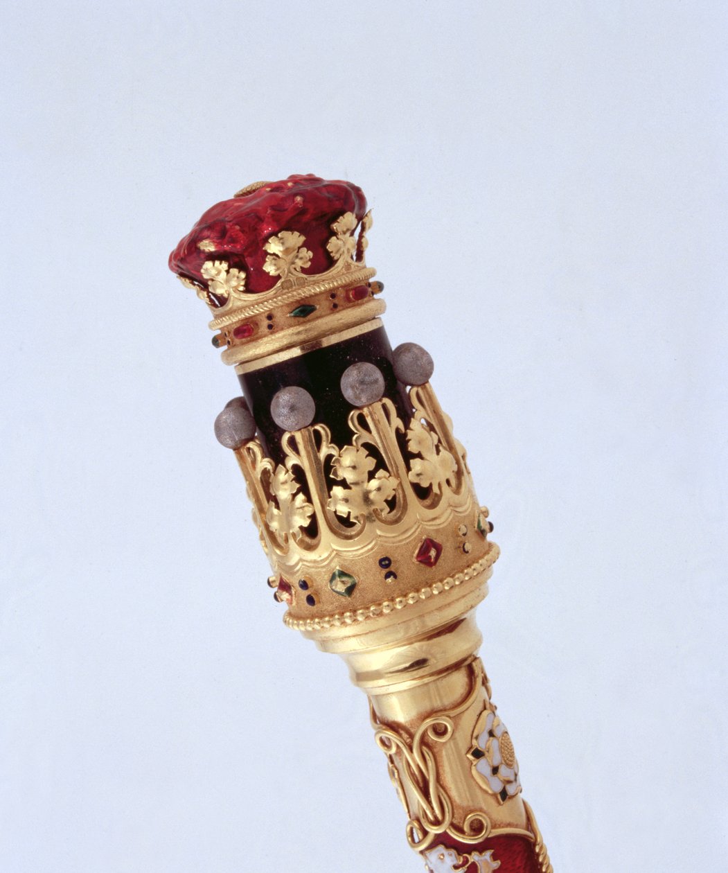 El bastón del Mariscal de Campo presentado al decimoquinto Duque de Norfolk en su primer matrimonio por el Colegio de Armas, 1877 (detalle) de Robert, II Garrard