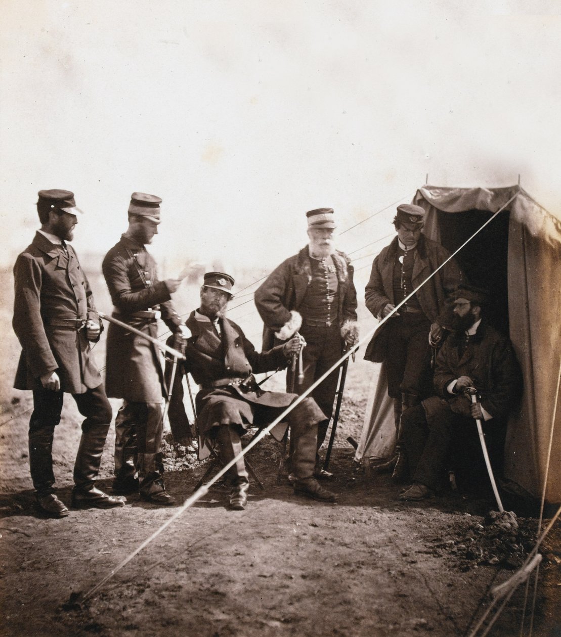 General de Brigada Philip Macpherson y Oficiales de la 4ª División, de un álbum de 52 fotografías asociadas con la Guerra de Crimea, 1855 de Roger Fenton