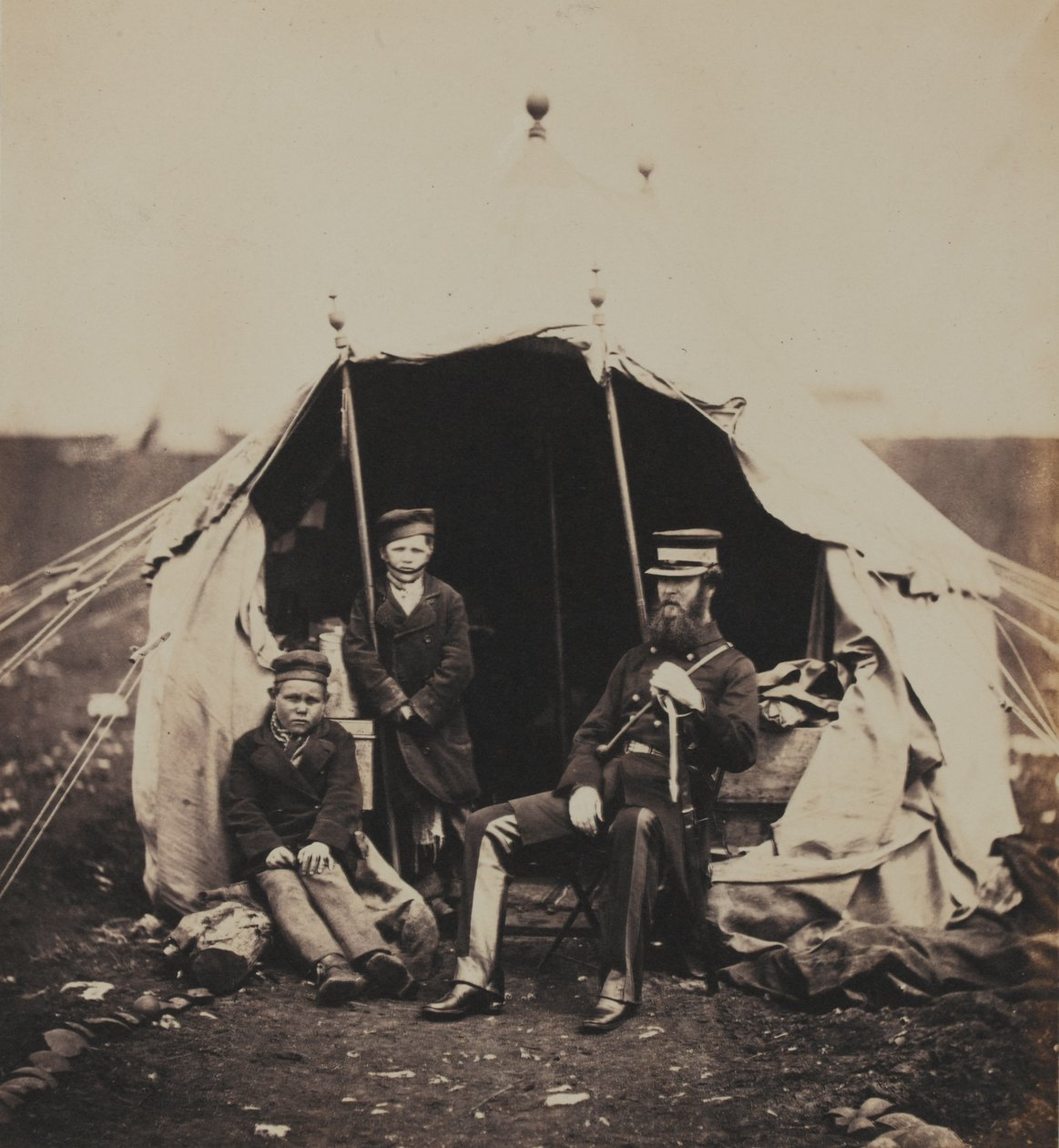 Teniente Coronel Studholme Brownrigg, CB y los niños rusos, de un álbum de 52 fotografías asociadas con la Guerra de Crimea, 1855 de Roger Fenton