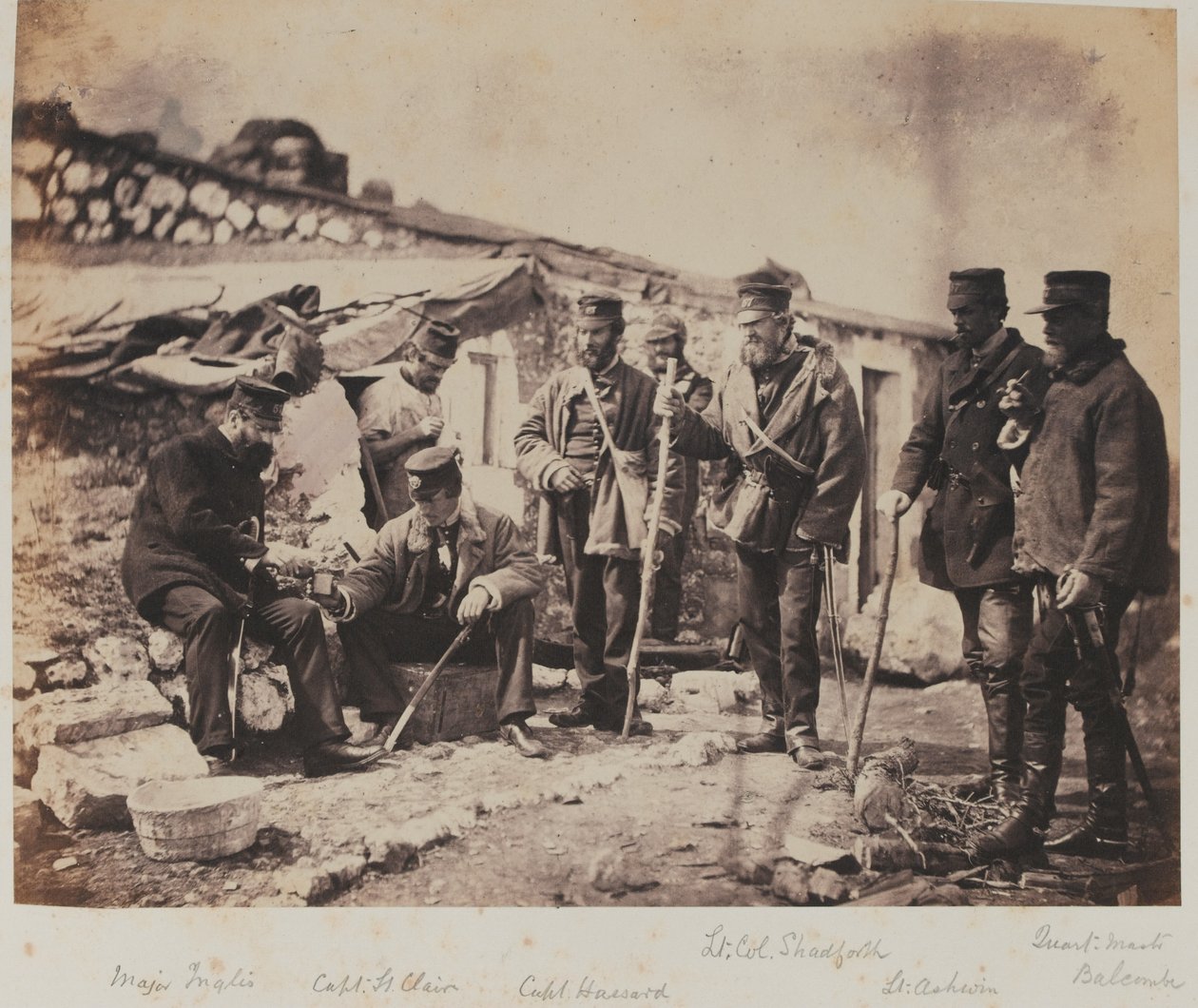 Teniente Coronel Thomas Shadforth y oficiales del 57º Regimiento de Infantería (West Middlesex), de un álbum de 52 fotografías asociadas con la Guerra de Crimea, 1855 de Roger Fenton