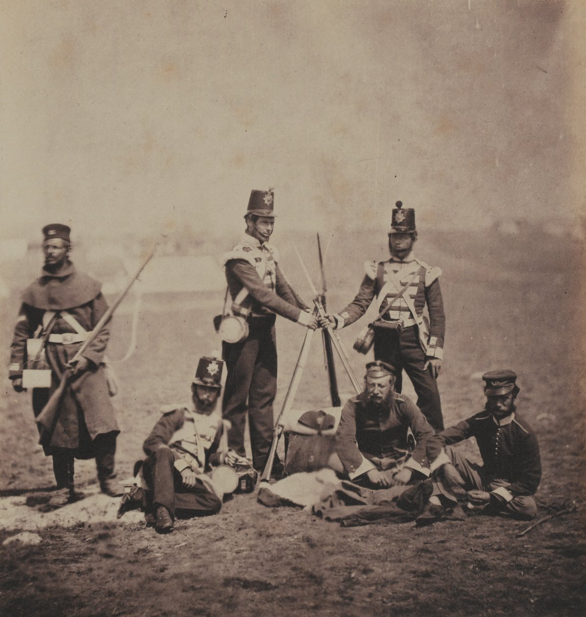Oficiales y hombres del 3er Regimiento de Infantería (East Kent) (The Buffs) de un álbum de 52 fotografías asociadas con la Guerra de Crimea, 1855 de Roger Fenton