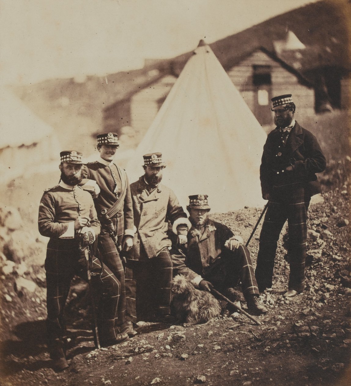Oficiales del 71º Regimiento de Infantería (Ligera) de Highland de un álbum de 52 fotografías asociadas con la Guerra de Crimea, 1855 de Roger Fenton