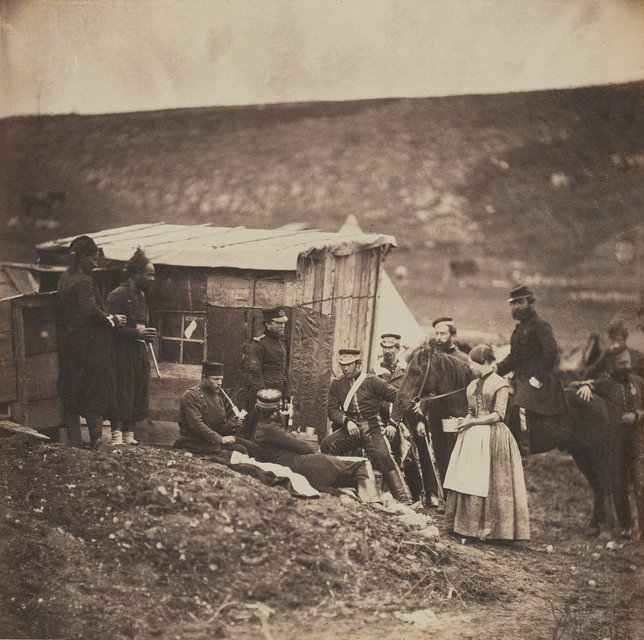 Grupo de Tropas Francesas e Inglesas en el Campamento de los 4º Dragones, de un álbum de 52 fotografías asociadas con la Guerra de Crimea, 1855 de Roger Fenton