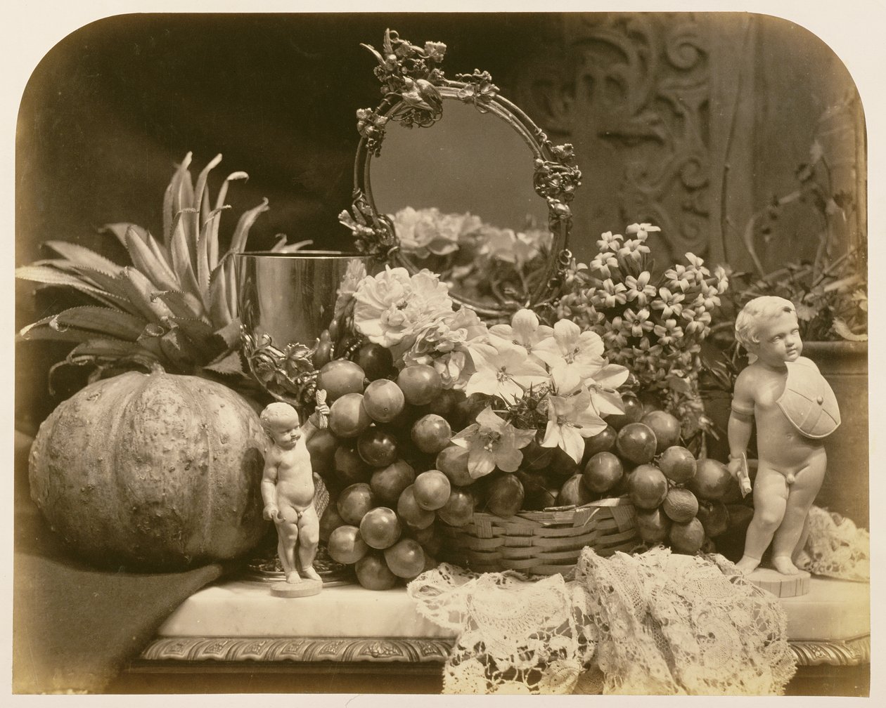 Naturaleza muerta de frutas con espejo y figurillas, 1860 de Roger Fenton