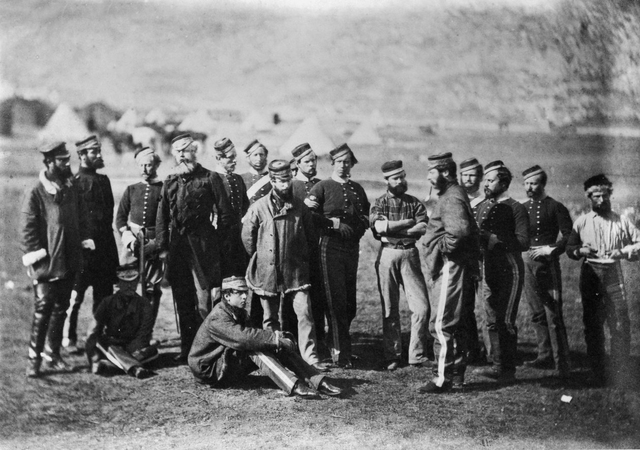 Supervivientes del 13º Regimiento de Dragones Ligeros después de la Batalla de Balaklava, 1854, 1855 de Roger Fenton