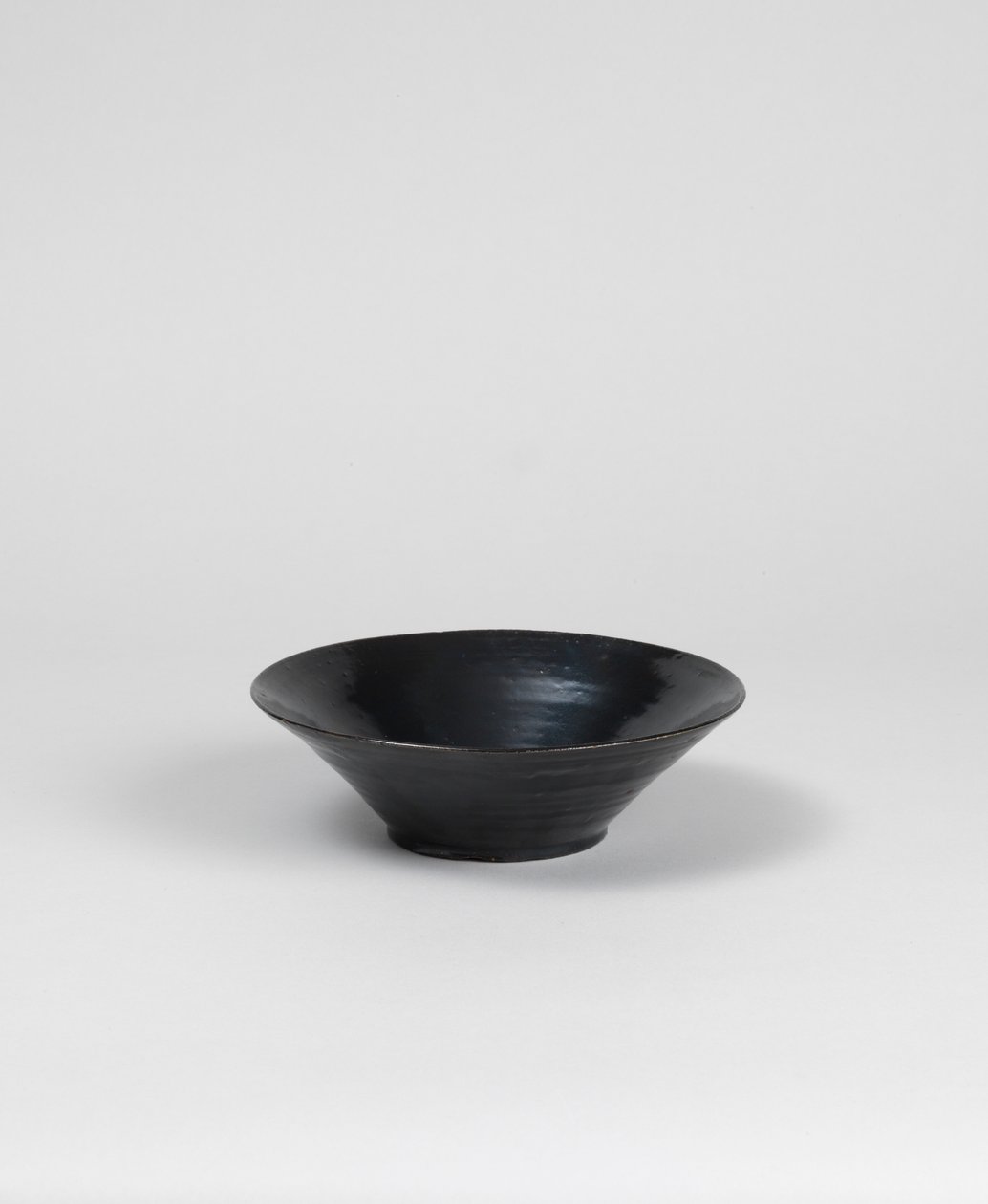 Cuenco esmaltado en negro de Roger Eliot Fry