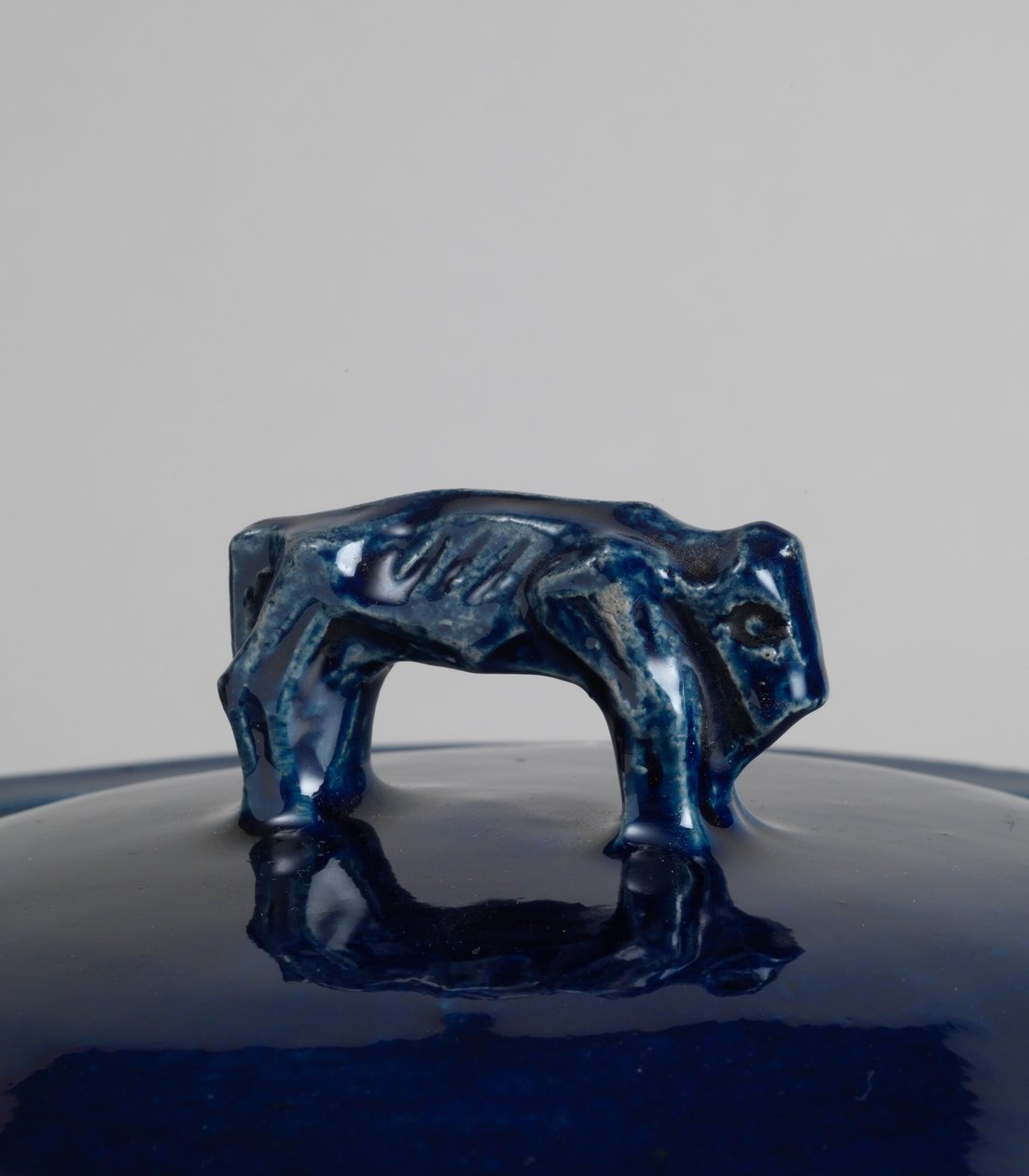 Sopera cubierta azul con asa en forma de bisonte o león chino de Roger Eliot Fry