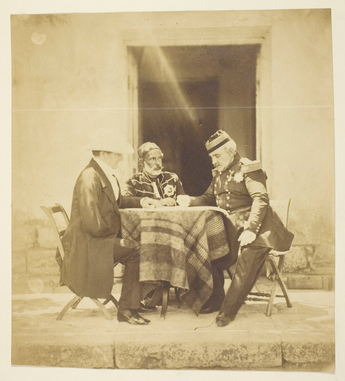 Un consejo de guerra: Lord Raglan, Omar Pachá y Pélissier, tomado la víspera de la toma del Mankelen, Crimea de Roger Fenton