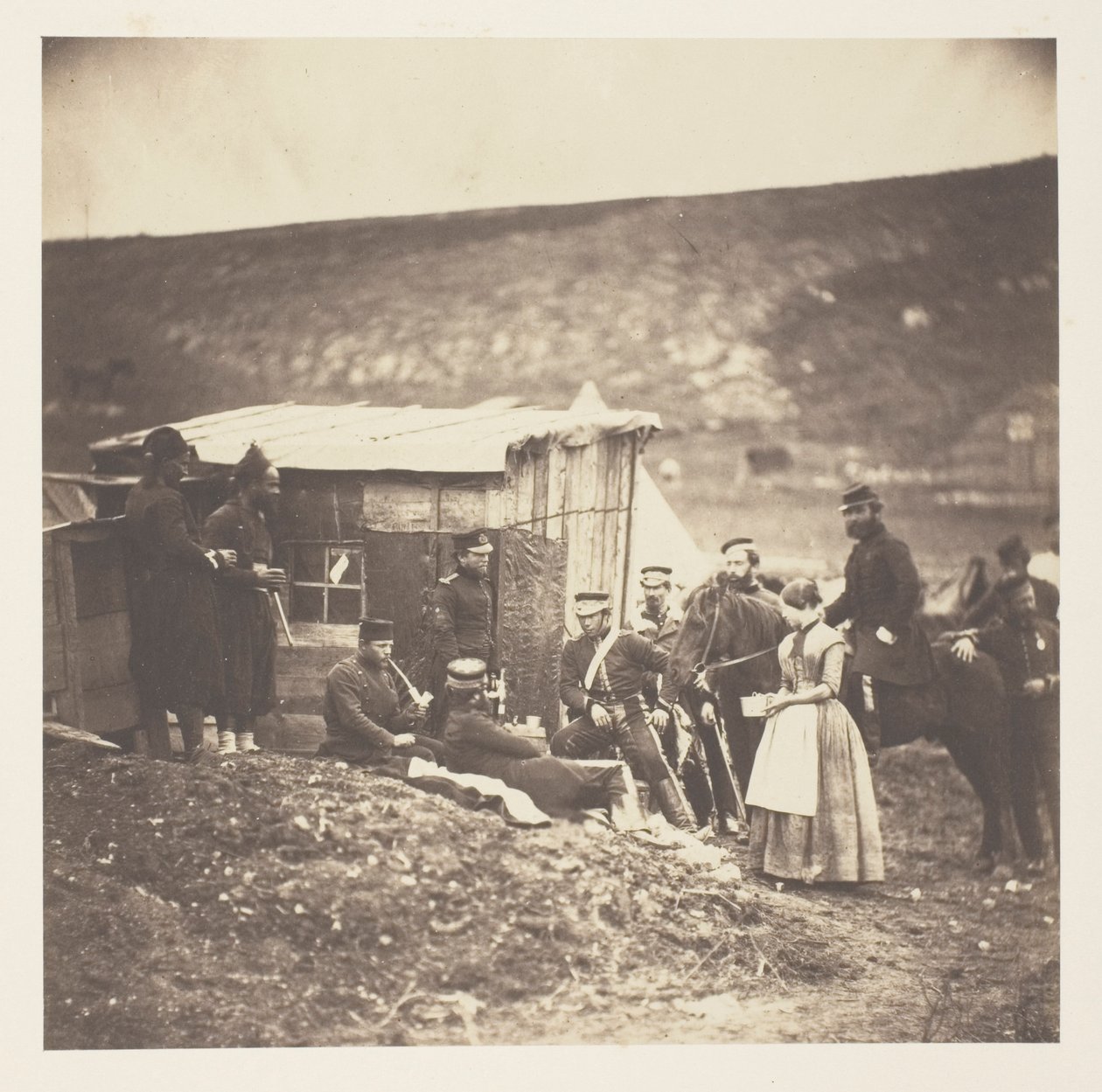 Campamento del 4.º Regimiento de la Guardia de Dragones, reunión festiva, franceses e ingleses de Roger Fenton