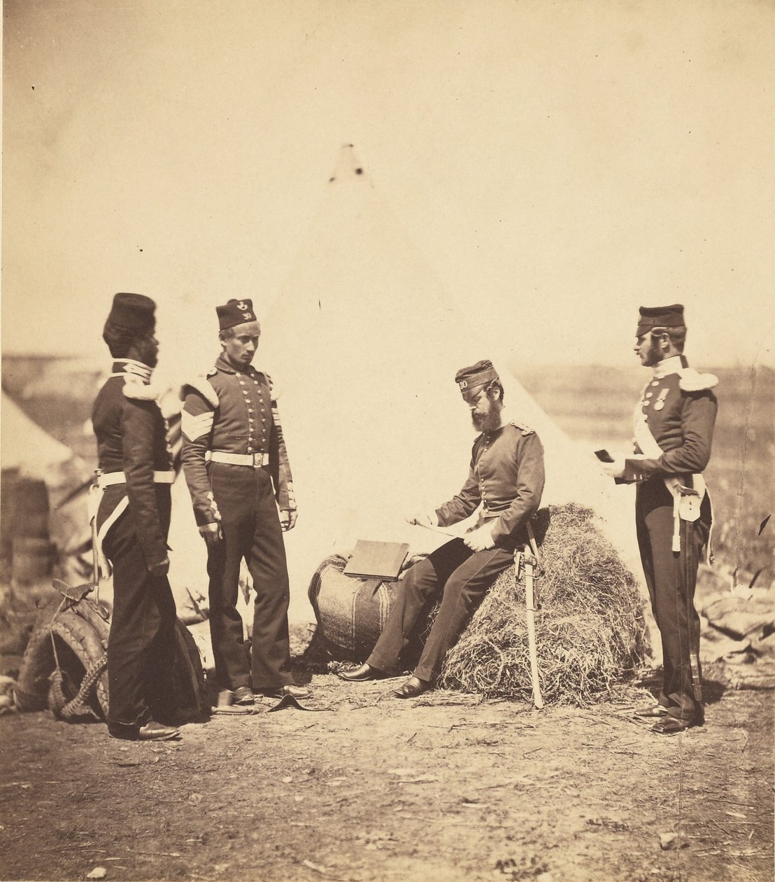 El capitán Walker del 30.º regimiento leyendo órdenes generales. de Roger Fenton