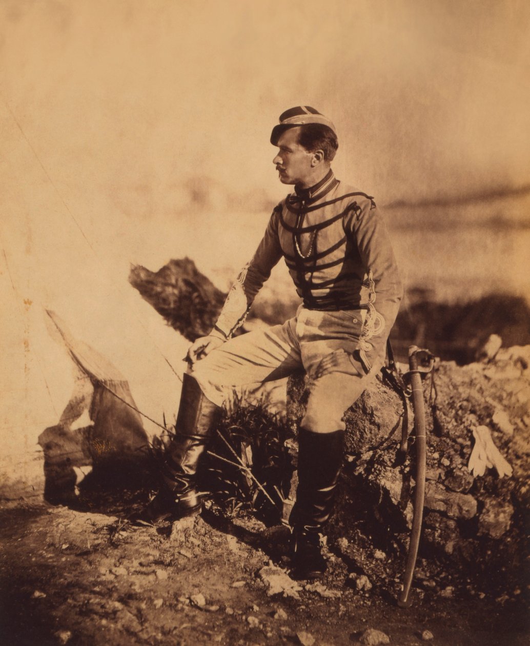 Capitán Thomas, ayudante de campo del general Pierre Bosquet, retrato sentado de cuerpo entero en uniforme con espada, Guerra de Crimea, Crimea, Ucrania de Roger Fenton