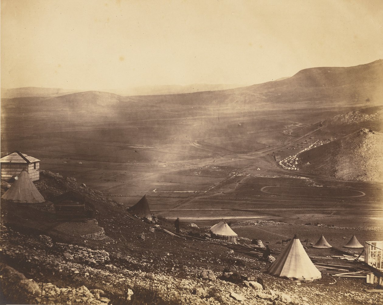 Campamento de la Caballería, con vistas hacia Kadikoi. de Roger Fenton