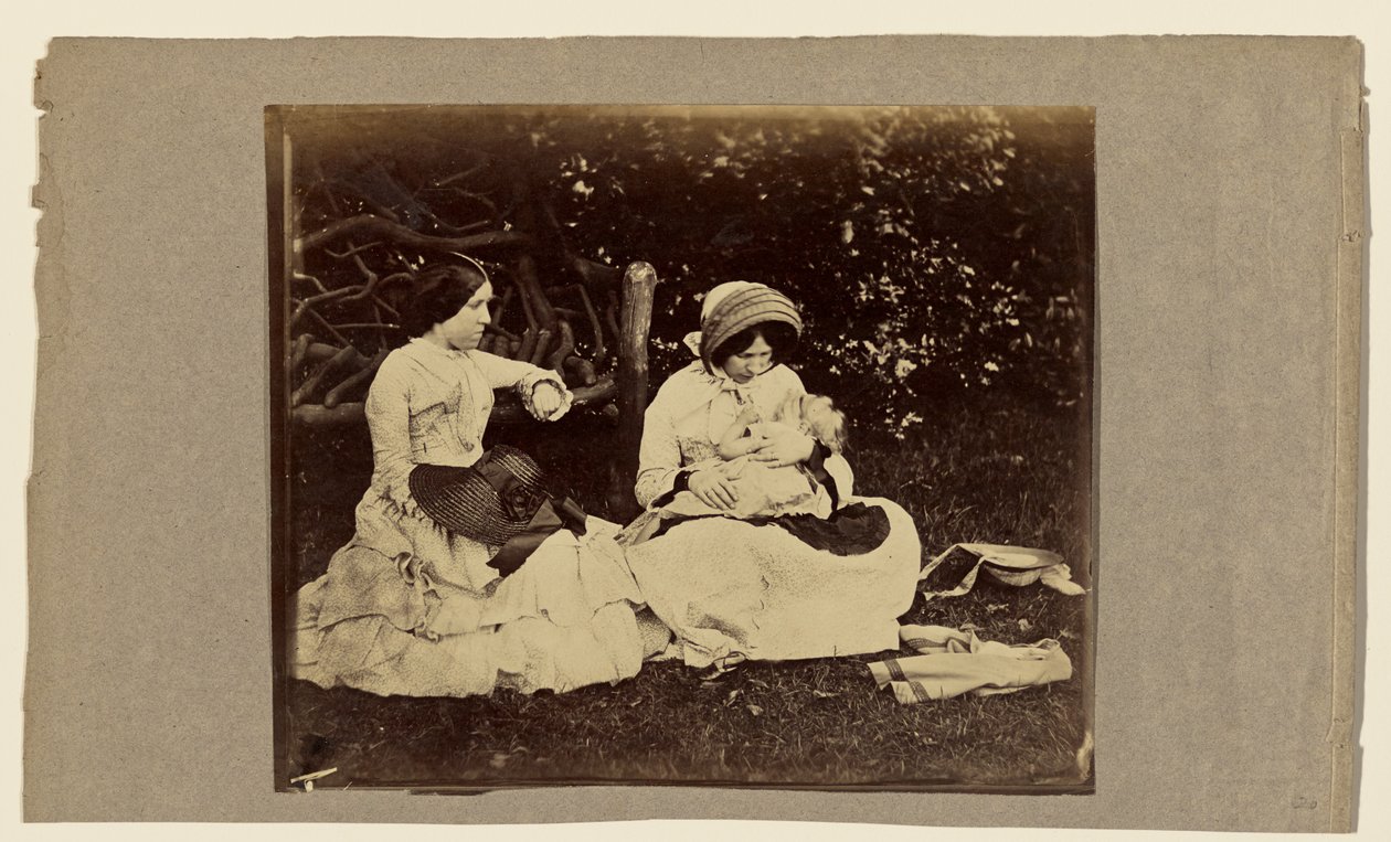 [Niño dormido con dos mujeres sentadas sobre la hierba] de Roger Fenton