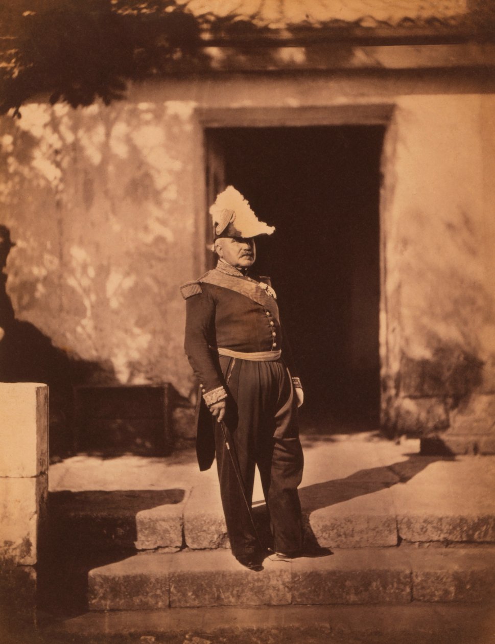 Mariscal francés Pelissier, retrato de cuerpo entero en uniforme y sombrero, de pie frente a un edificio, Guerra de Crimea, Crimea, Ucrania de Roger Fenton
