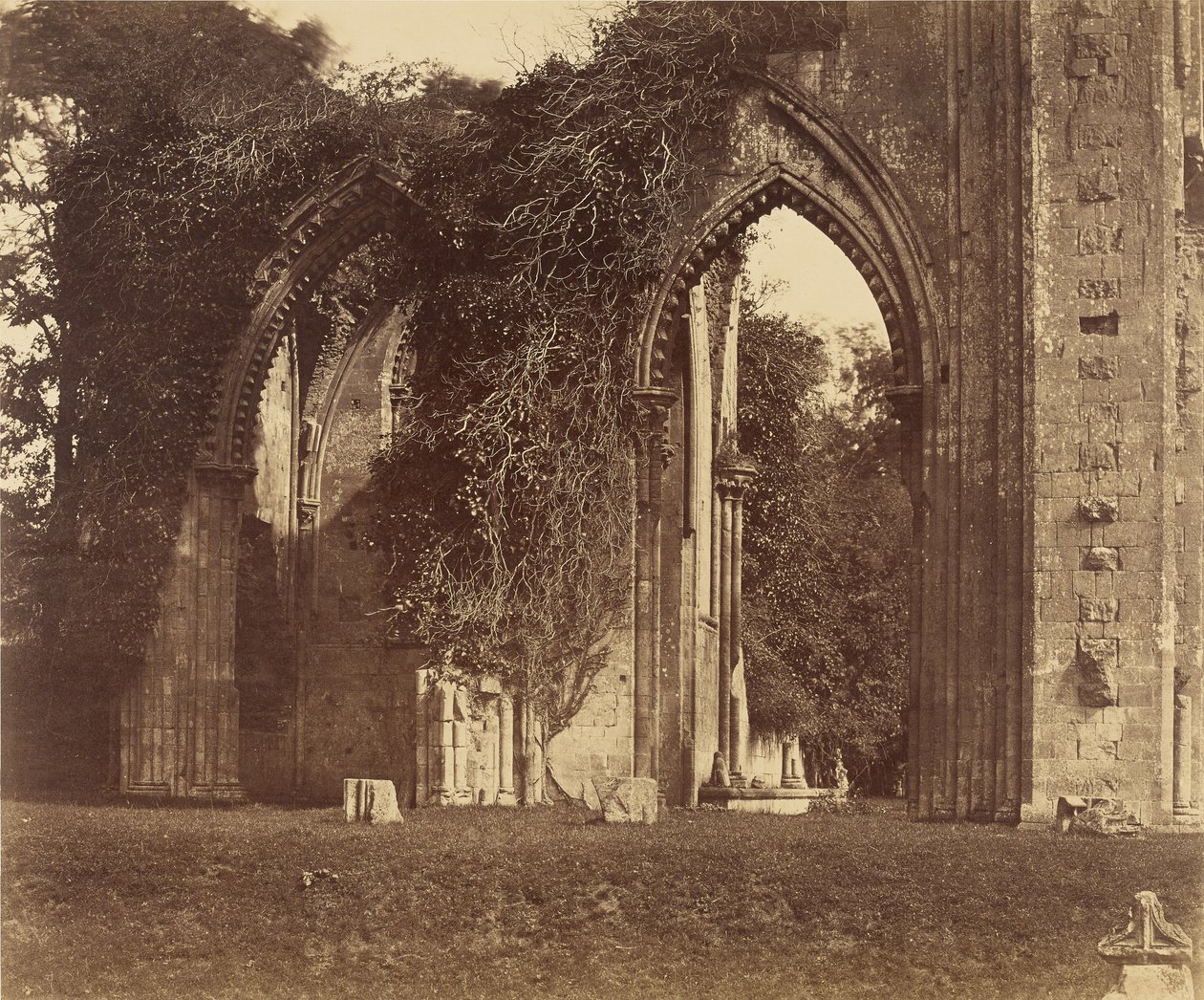 Abadía de Glastonbury, arcos de la nave lateral norte de Roger Fenton