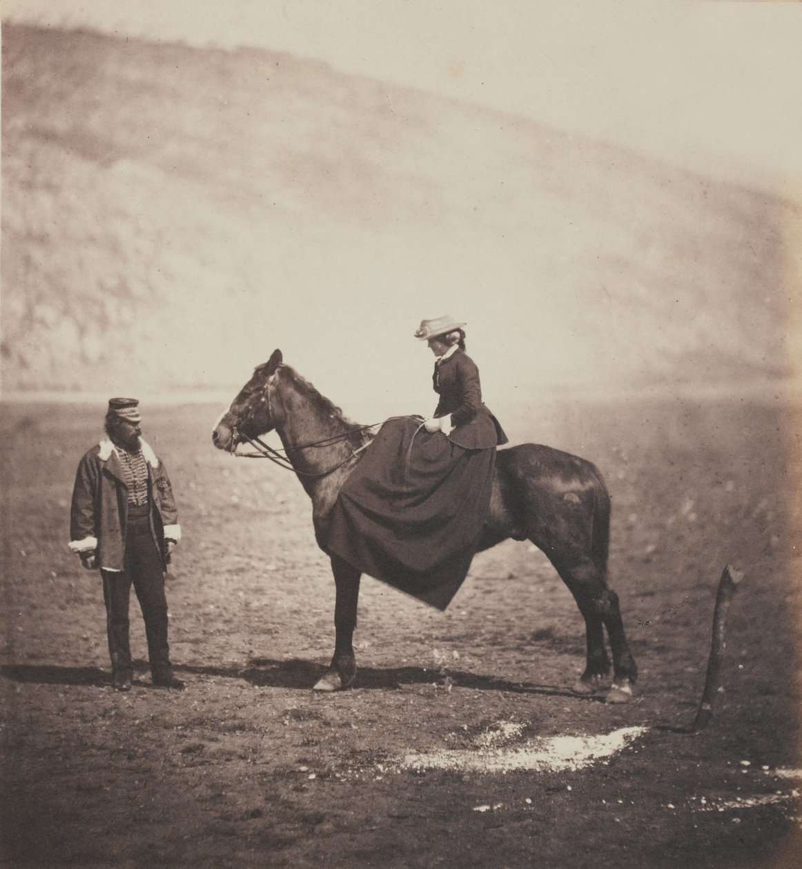 Henry Duberly Esq, Pagador del 8º (Los Dragones Ligeros Reales Irlandeses del Rey) y la Sra. Duberly montados a caballo, de un álbum de 52 fotografías asociadas con la Guerra de Crimea, 1855 de Roger Fenton