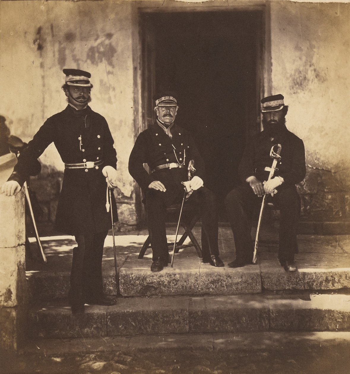 El mayor general Lockyer y dos miembros de su estado mayor de Roger Fenton