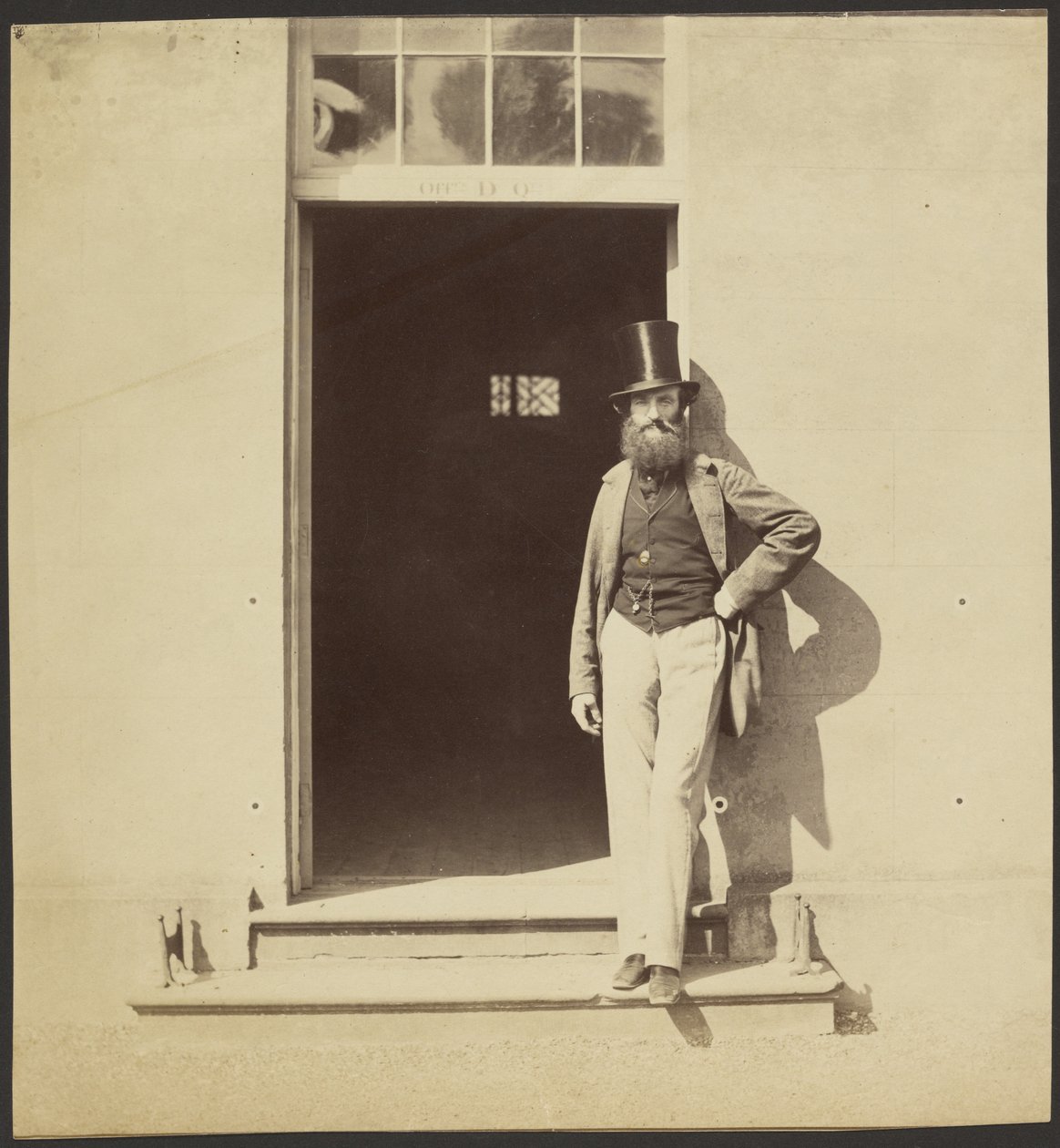 Hombre de pie en una puerta del cuartel de Hythe de Roger Fenton