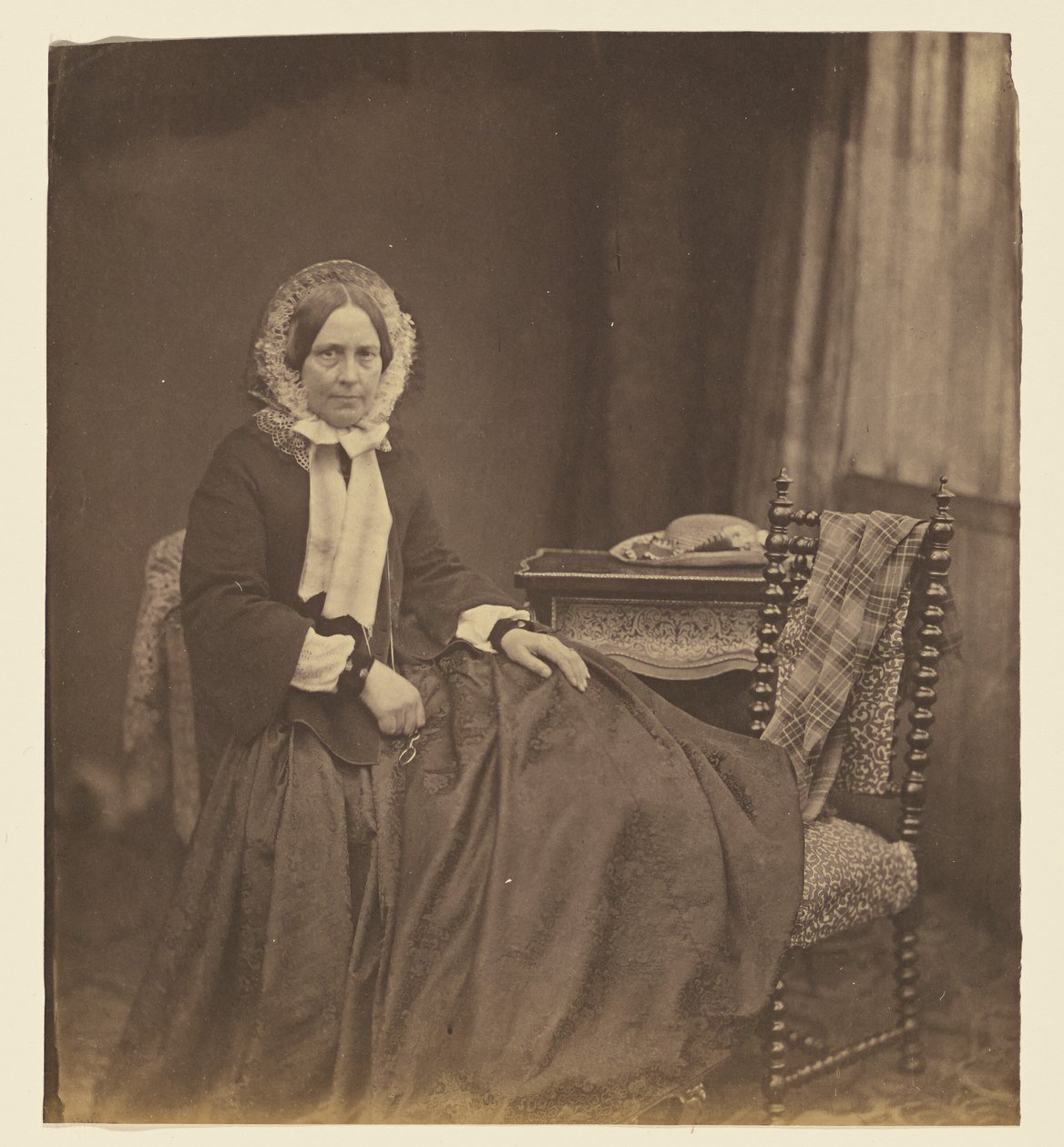 [Retrato de una mujer sentada, con cofia] de Roger Fenton