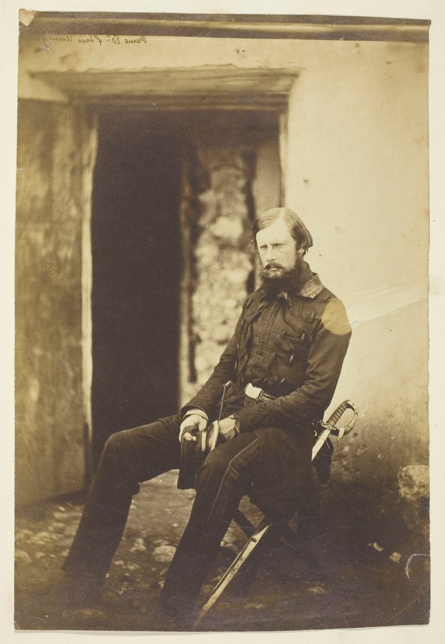El príncipe Eduardo de Sajonia-Weimar, fotografiado en el campo, Crimea de Roger Fenton