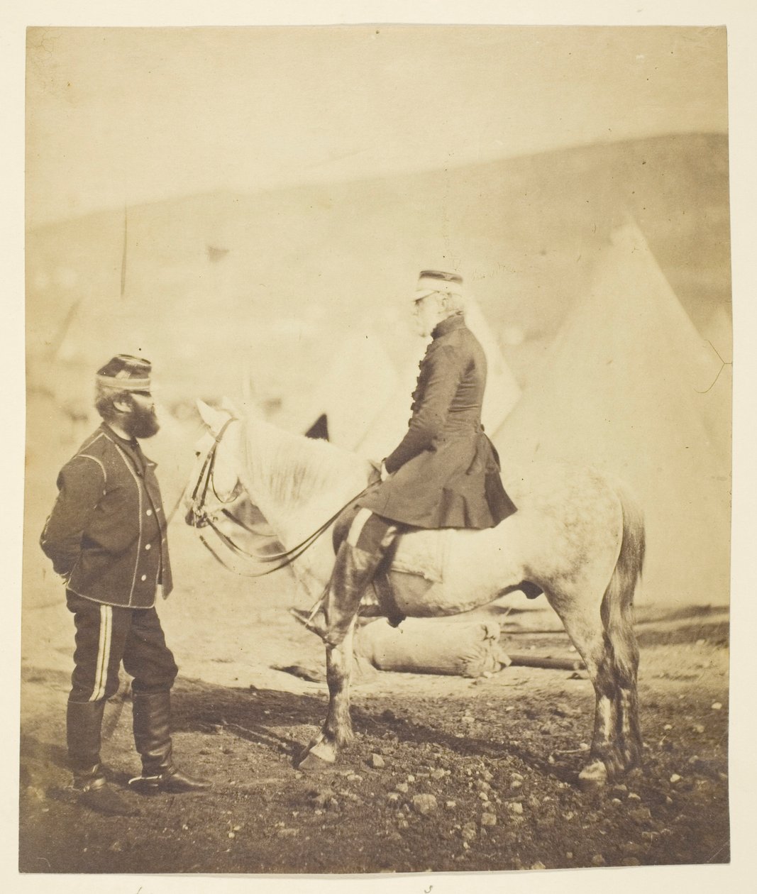 Sir Jas. York Scarlett (1799-1880), General, al mando de la Brigada Pesada, Balaclava (izquierda); Edward Wm. Lowe (1820-1880), General (derecha); Tomada en Crimea. de Roger Fenton