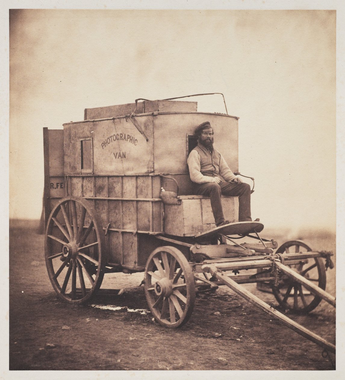 El carruaje del fotógrafo con Marcus Sparling en Crimea de Roger Fenton