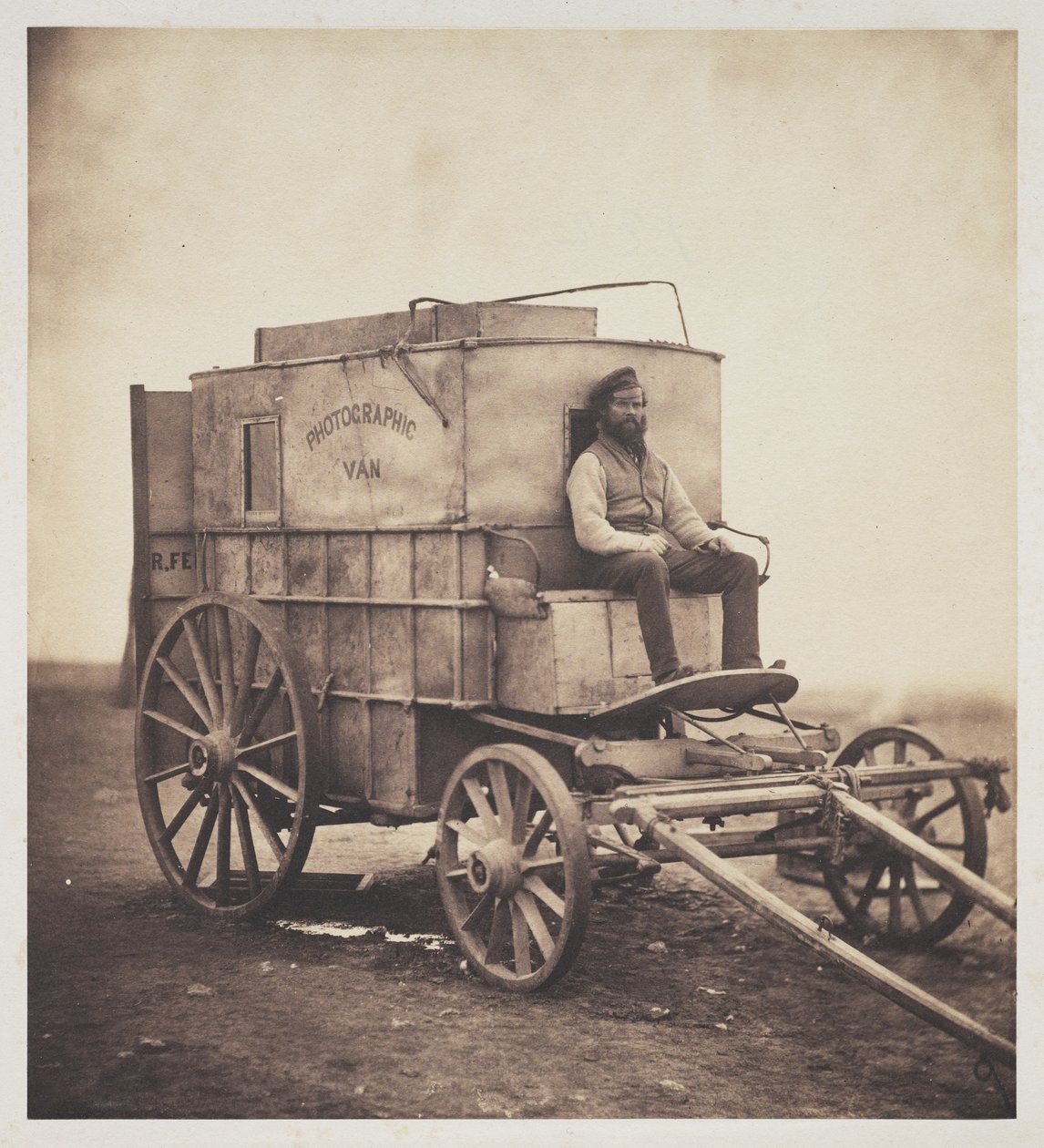La furgoneta del fotógrafo con Marcus Sparling en Crimea de Roger Fenton