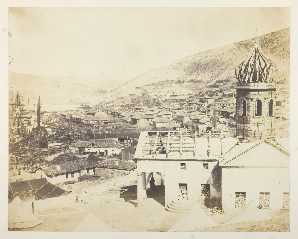 La iglesia rusa y la ciudad de Balaklava de Roger Fenton