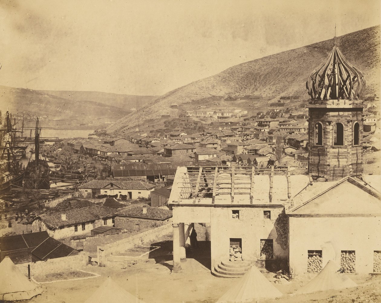 La iglesia rusa y la ciudad de Balaklava de Roger Fenton