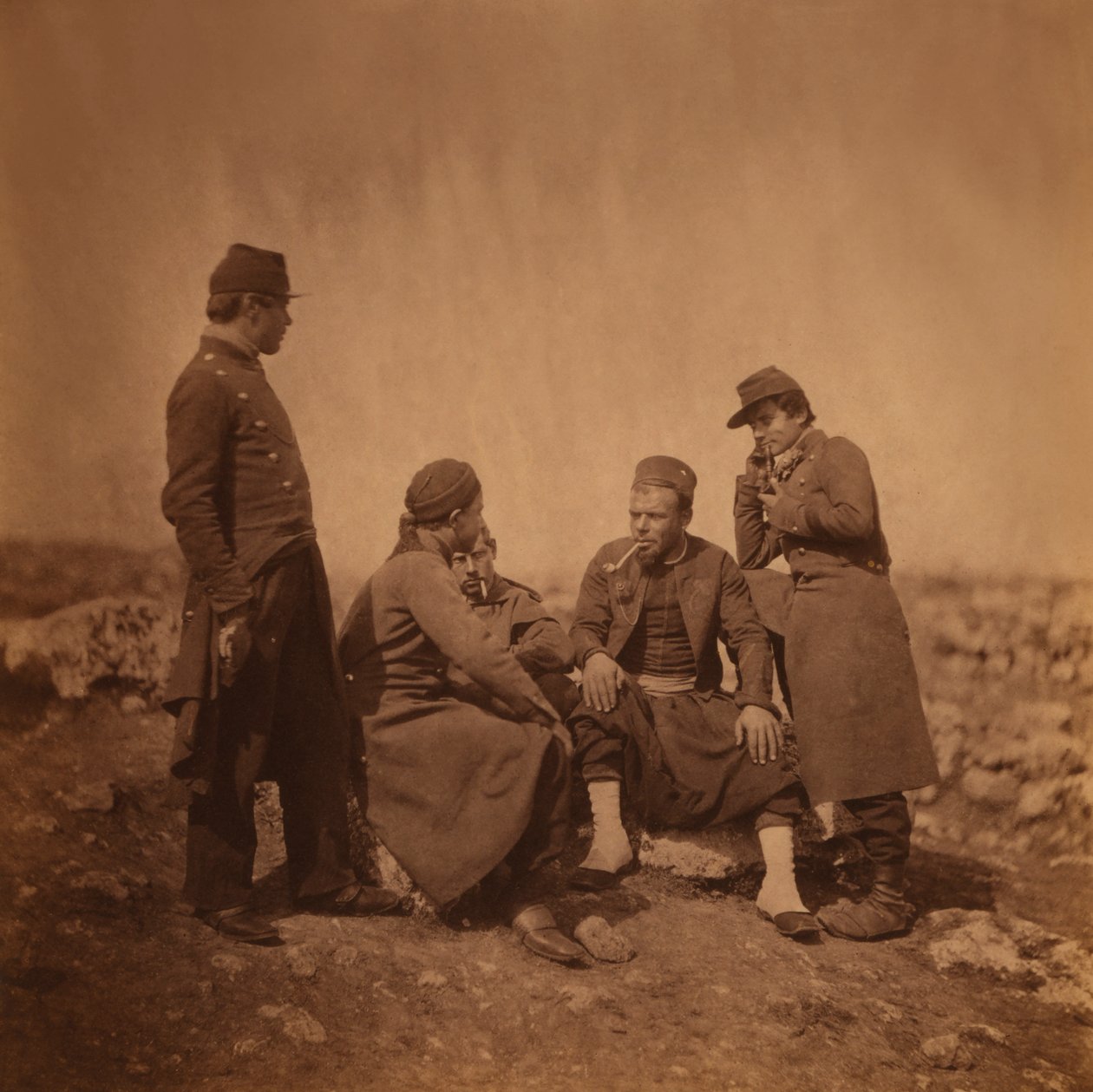 Dos soldados franceses de pie junto a tres soldados Zouave sentados y fumando, Guerra de Crimea, Crimea, Ucrania de Roger Fenton