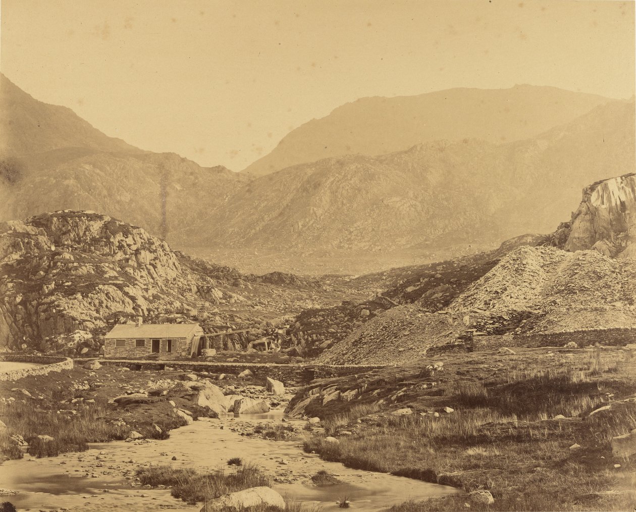 [Vista de las montañas al pie del lago Ogwen] de Roger Fenton