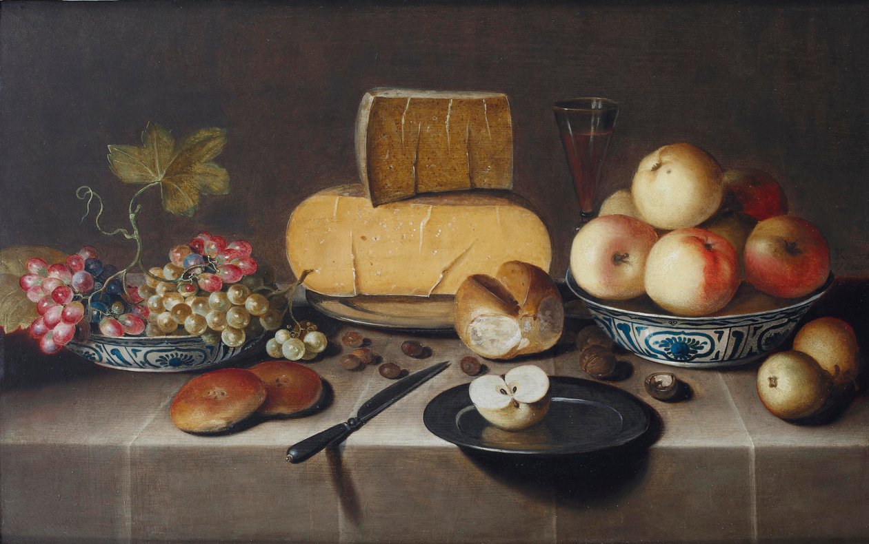 Queso en un plato de plata, uvas rojas y blancas y manzanas en cuencos de porcelana Wanli, panecillos, un cuchillo y una manzana cortada en un plato, todo sobre una mesa con mantel, 1626 de Roloef Koets