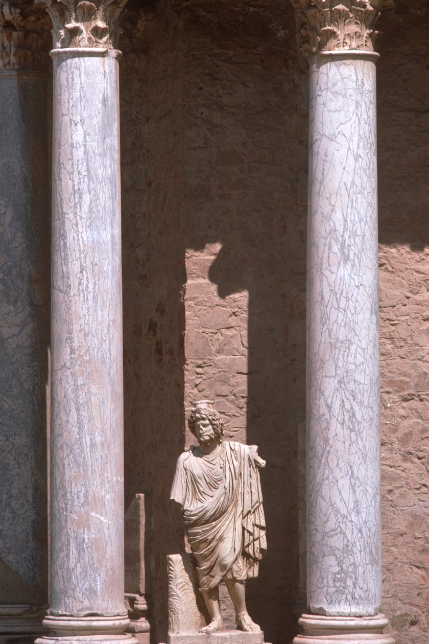 Una estatua entre dos columnas de Roman