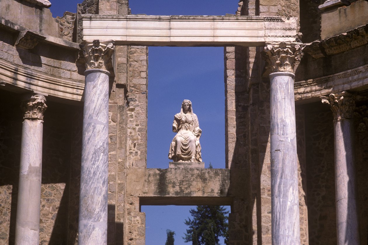 Una estatua en un dintel de Roman