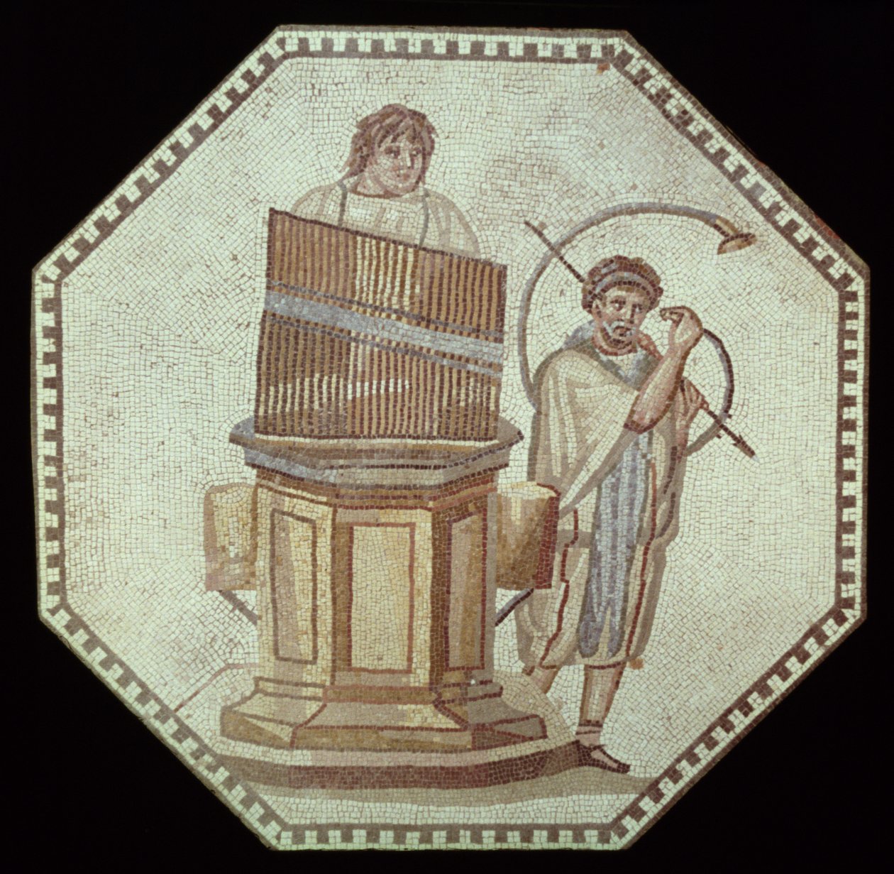 Un organista y un trompetista entretienen en un combate de gladiadores de Roman