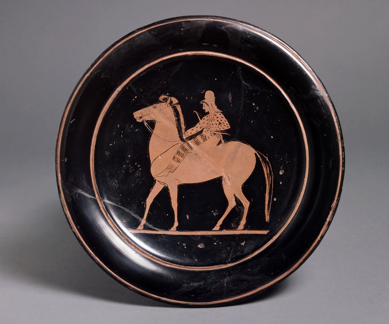 Plato de figuras rojas ático mostrando un arquero montado en traje oriental, inscrito Miltiades kalos, 520-510 a.C. (cerámica) de Roman