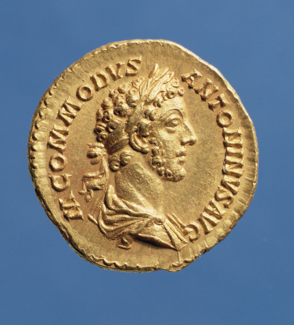 Aureus (anverso) busto de Cómodo (180-192) con manto, a la derecha, con una corona de laurel. Inscripción: M ANTONINVS COMMODVS AVG de Roman