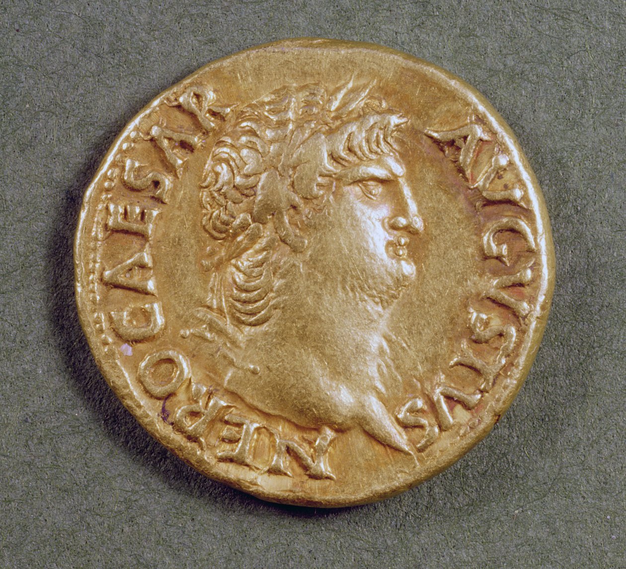 Aureus (anverso) de Nerón (AD 54-AD 68) con una corona de laurel. Inscripción: NERO CAESAR AVGVSTVS de Roman
