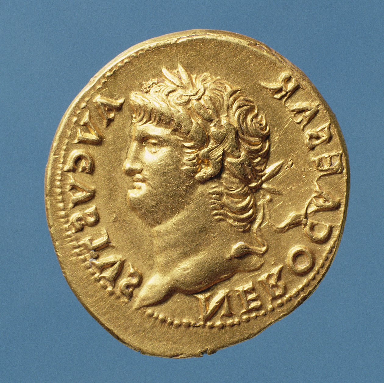 Áureo (anverso) de Nerón (54 d.C.-68 d.C.) con una corona de laurel. Inscripción: NERO CAESAR AVGVSVS de Roman